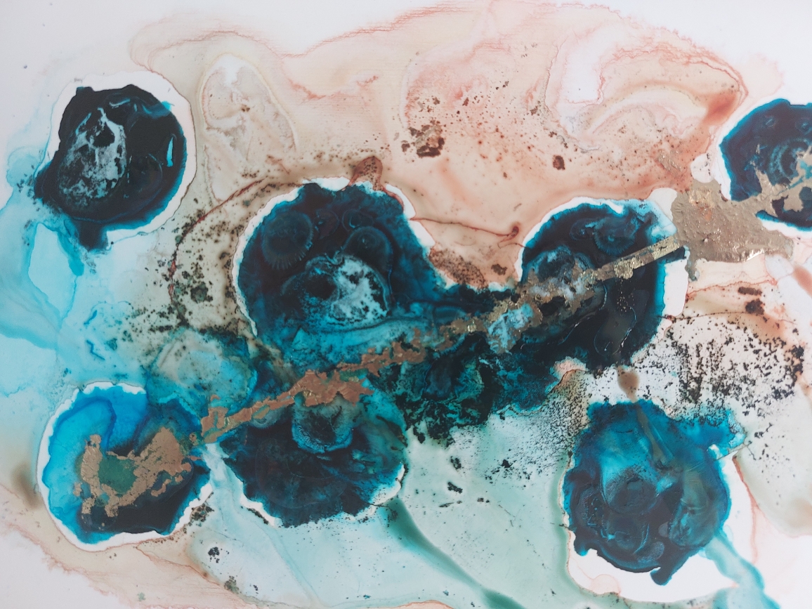 Diepblauwe en turquoise vlekken op wit met blush en goud