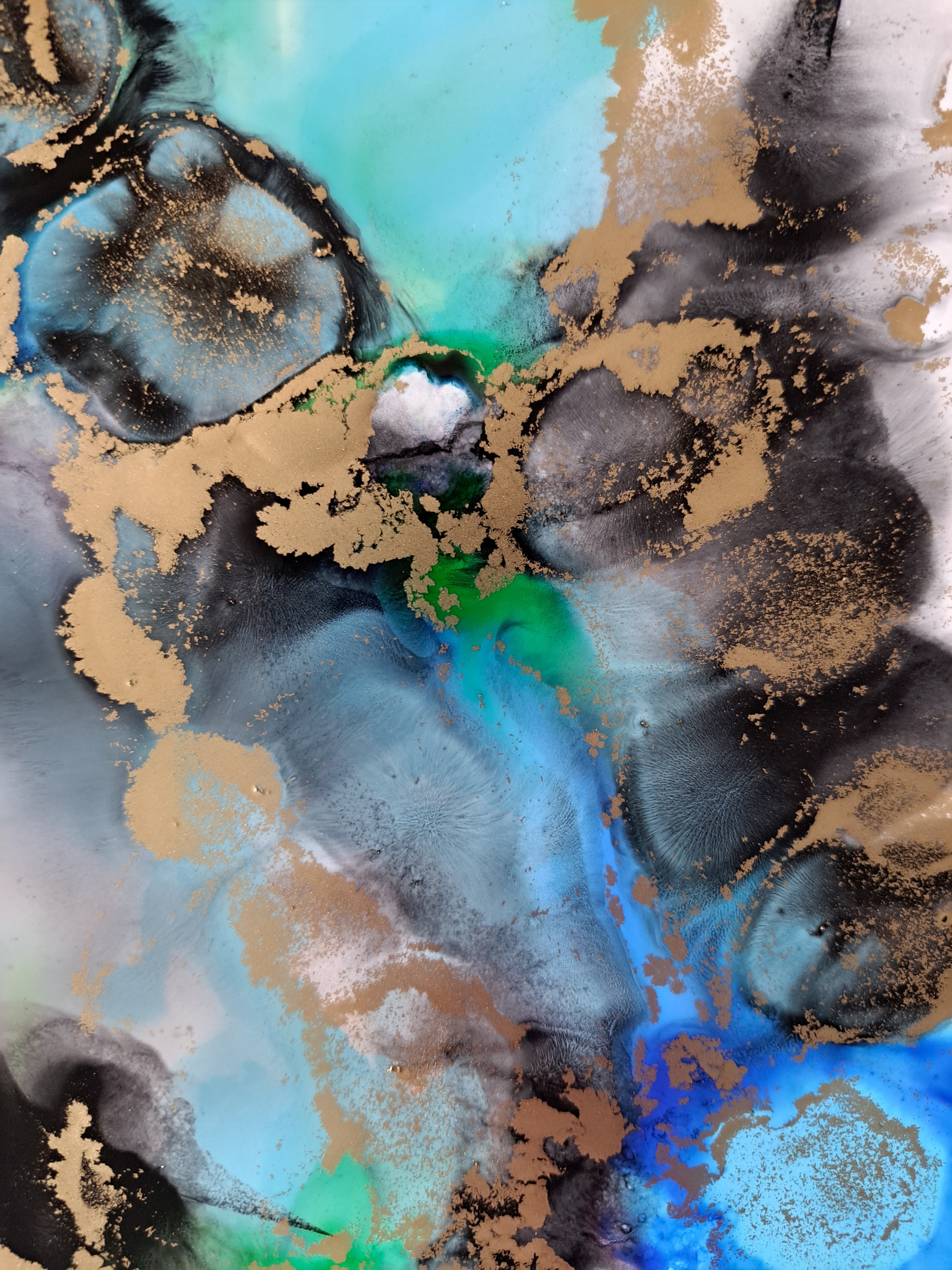 Kunstwerk gemaakt met inkt en alcohol — blauw, goud en turquoise cellen